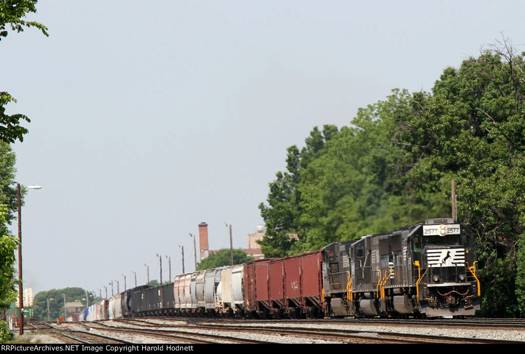 NS 2577 leads a long train 36Q up the hill from Pomona